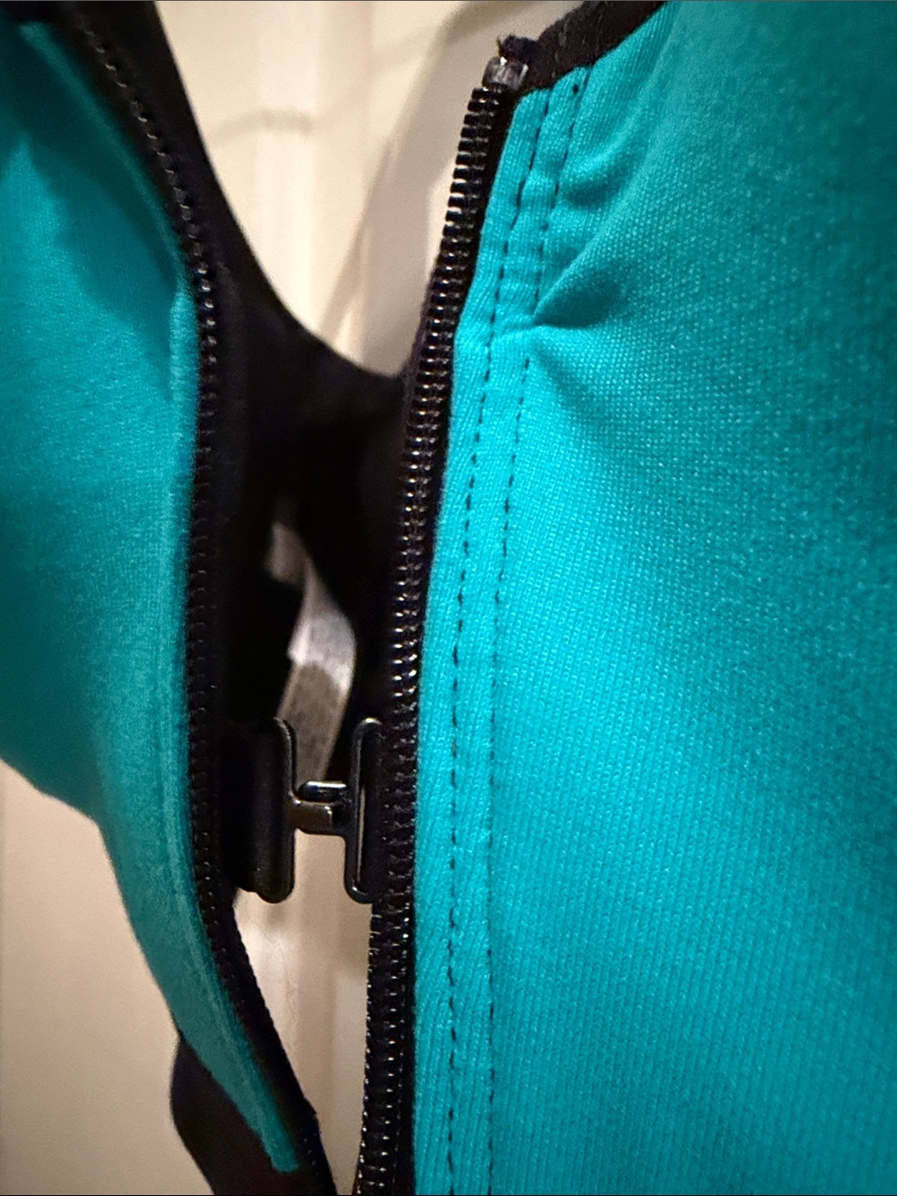 Victoria's Secret Incredible Front-Close Sports Bra - 32DDD - Picture 2 of 8